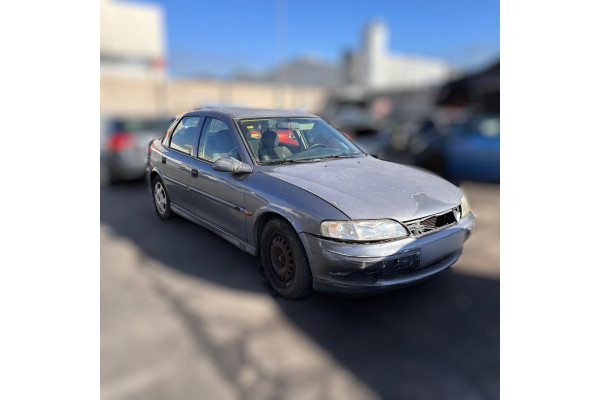 01504  OPEL VECTRA B BERLINA  Básico