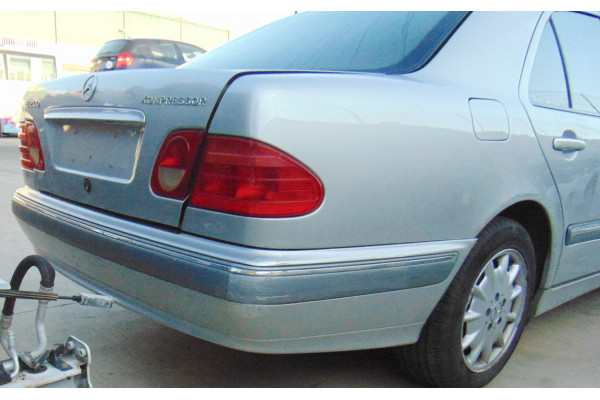 PARAGOLPES TRASERO  MERCEDES-BENZ CLASE E  E 200 KOMPRESSOR (210.048) 163CV 1998CC 2002 PLATA