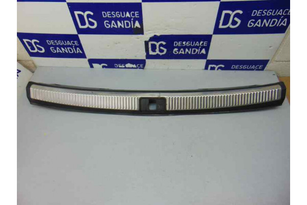 MOLDURAS TRASERAS| AUDI- BFB|8E9864483C REVESTIMIENTO TRASERO - 2005