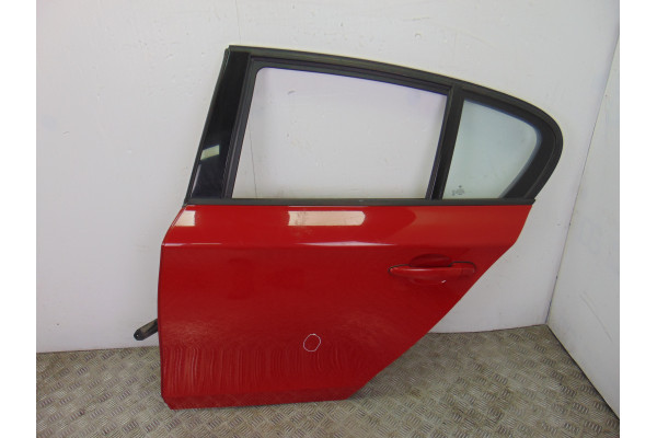 PUERTA TRASERA IZQUIERDA| BMW- N47D20B|ROJO TIENE UN PIQUETE - 2009